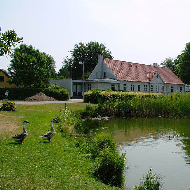 Panorama - Gadekæret i Smørumovre med den gamle landsbyskole